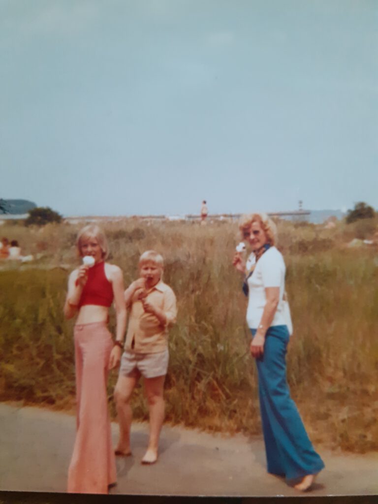 Hier war ich 1974 auf dem Priwall mit meinem Bruder und meiner Mutter
